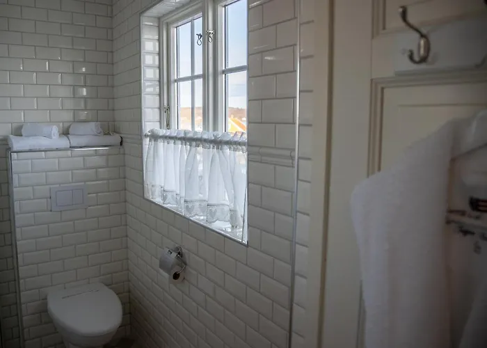 Nevlunghavn Gjestgiveri Hotel *