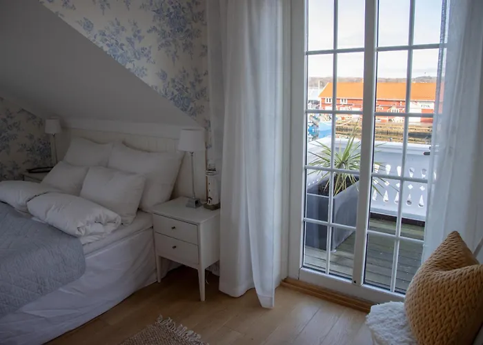 Nevlunghavn Gjestgiveri Hotel *
