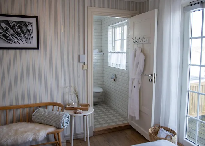 Nevlunghavn Gjestgiveri Hotel *