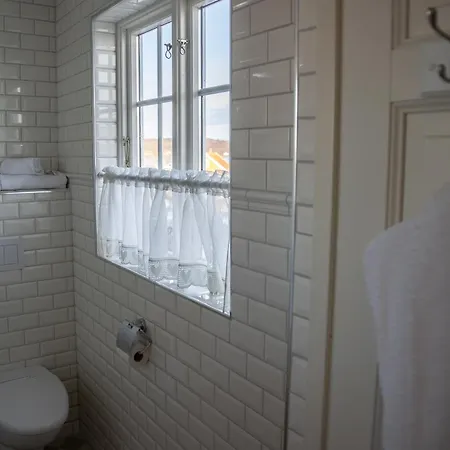 Nevlunghavn Gjestgiveri Hotel *