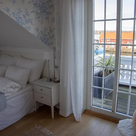Nevlunghavn Gjestgiveri Hotel *